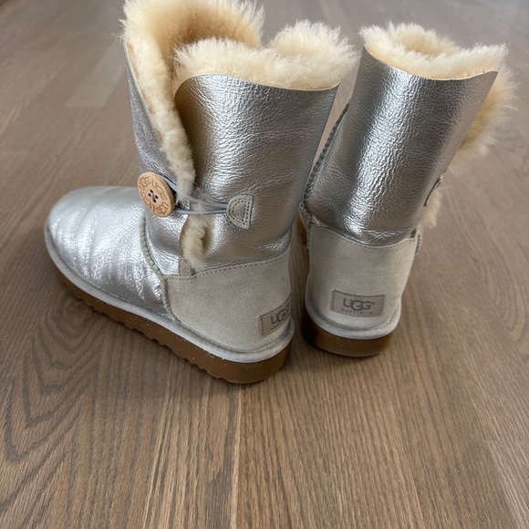 UGG Bailey Button metallic silver boots Size 8 - Picture 2 of 7
